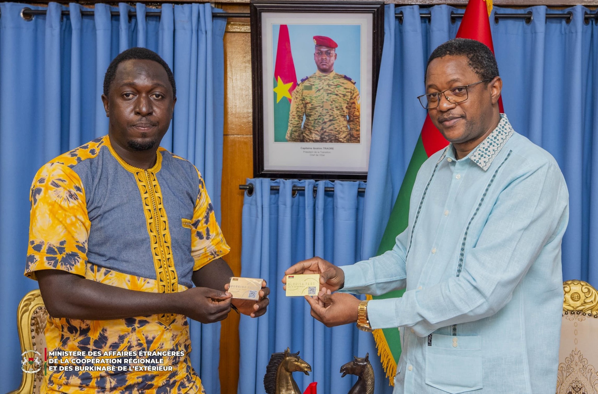  Promotion du Burkina Faso à l’international : la diaspora des États-Unis remet la “Burkina Faso Golden Card ou la Carte de visite du Burkina Faso” au chef de la diplomatie burkinabè