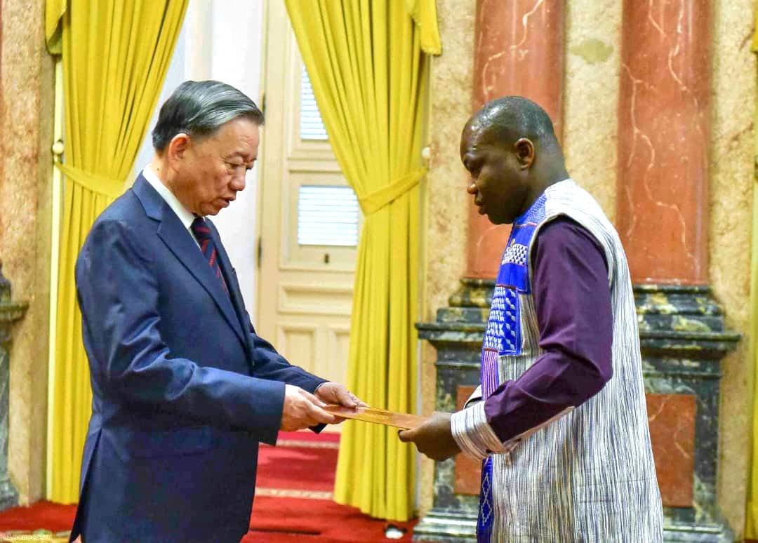  Coopération bilatérale: l’Ambassadeur Daouda BITIE présente ses Lettres de créance au Président de la République Socialiste de Vietnam.