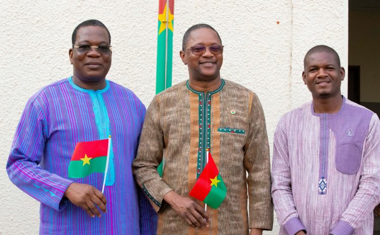  Séjour du Chef de diplomatie burkinabè à Accra : SEM Karamoko Jean Marie TRAORE prend part à la cérémonie de montée des couleurs à l’ambassade