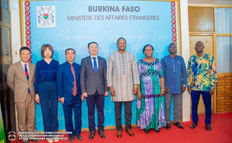  Le ministre des Affaires étrangères de la Coopération régionale et des Burkinabè de l’Extérieur SEM Karamoko Jean Marie TRAORE, a reçu en audience tour à tour ce mardi 11 février 2025, SEM Lu SHAN et SEM Igor Alexandrovitch MARTYNOV, respectivement ambassadeur de la République Populaire de Chine, et ambassadeur de la Fédération de Russie au Burkina Faso.