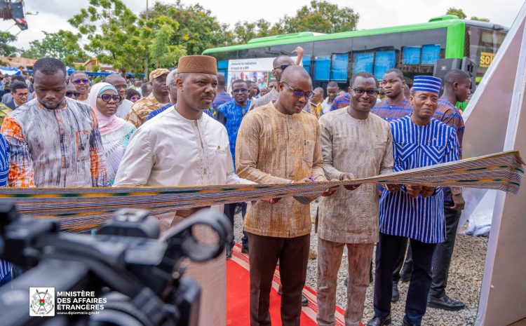  2e phase des JEPPC 2026 : après la coupure du ruban de l’exposition gouvernementale par le Premier ministre, le département des Affaires étrangères présente ses acquis et offre ses services au public sur place